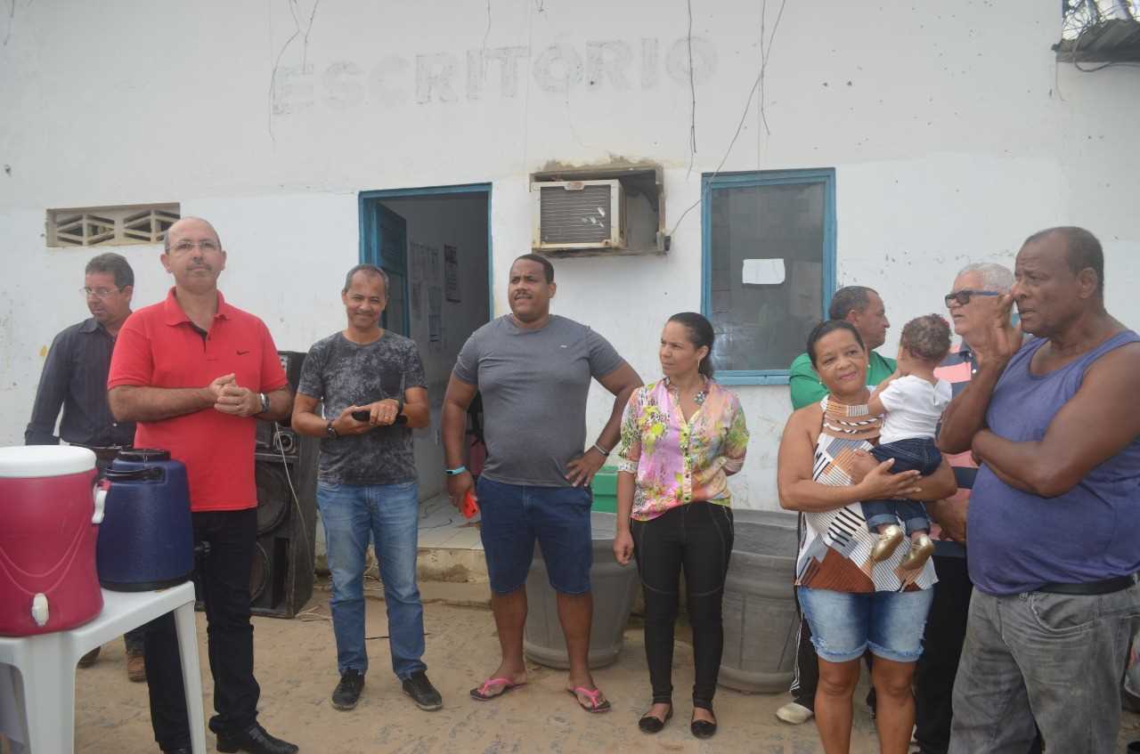Camacã: Funcionário recebe Placa de Reconhecimento pelos 40 anos de serviço prestados a prefeitura
